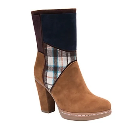 Muk Luks Shoes - Muk Luks quilted Nola boot